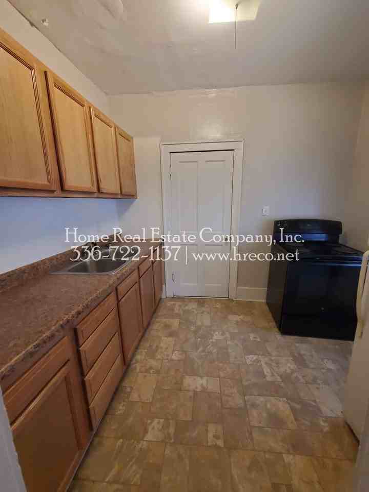 920 N Jackson Ave - Photo 5 of 8
