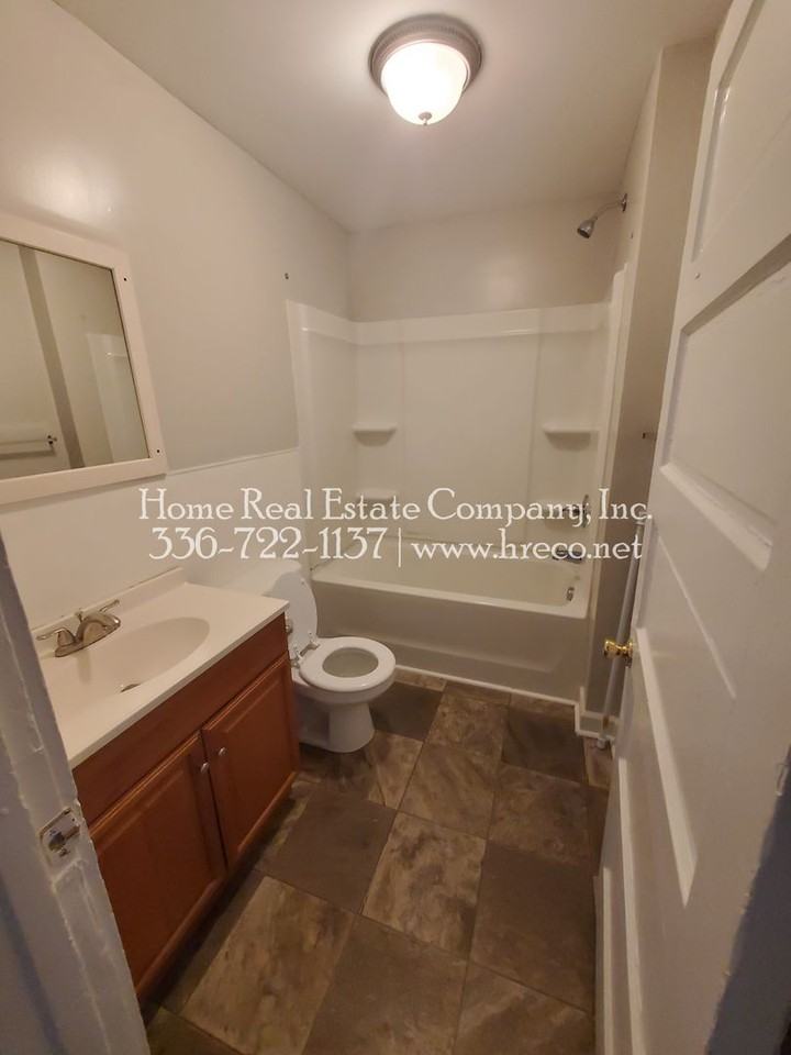 920 N Jackson Ave - Photo 6 of 8