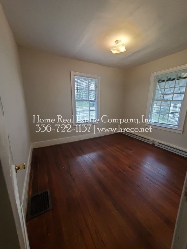 920 N Jackson Ave - Photo 7 of 8