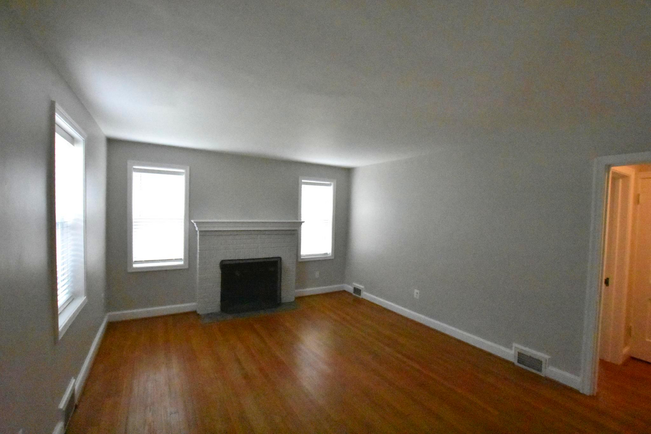 9508 Monroe St - Photo 3 of 22
