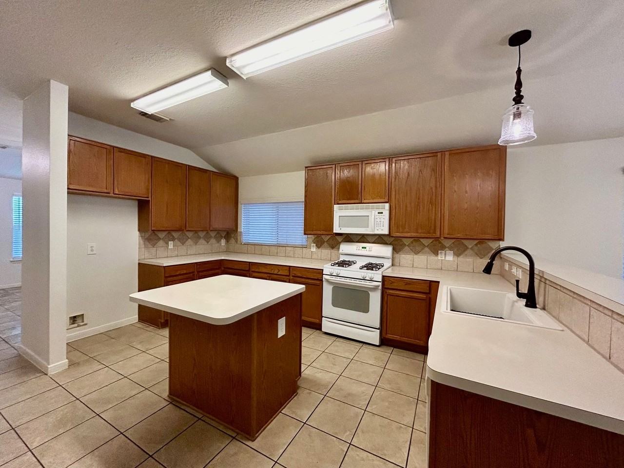 17522 Prospect Meadows Dr - Photo 2 of 29