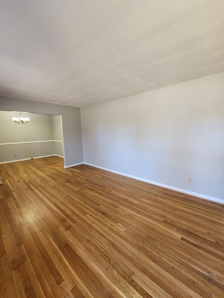 2502 Berkley Dr - Photo 5 of 10