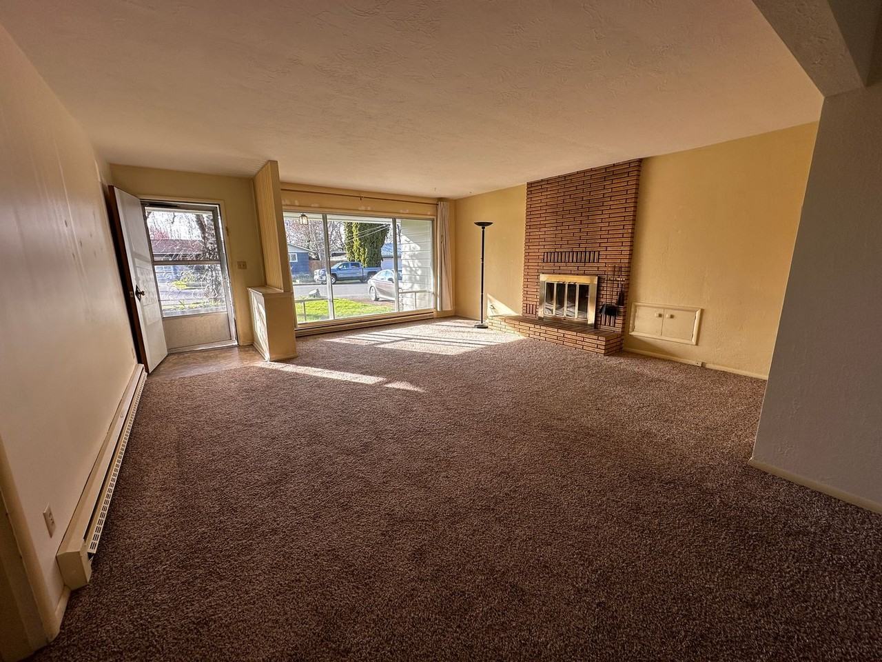 411 High St N - Photo 3 of 14