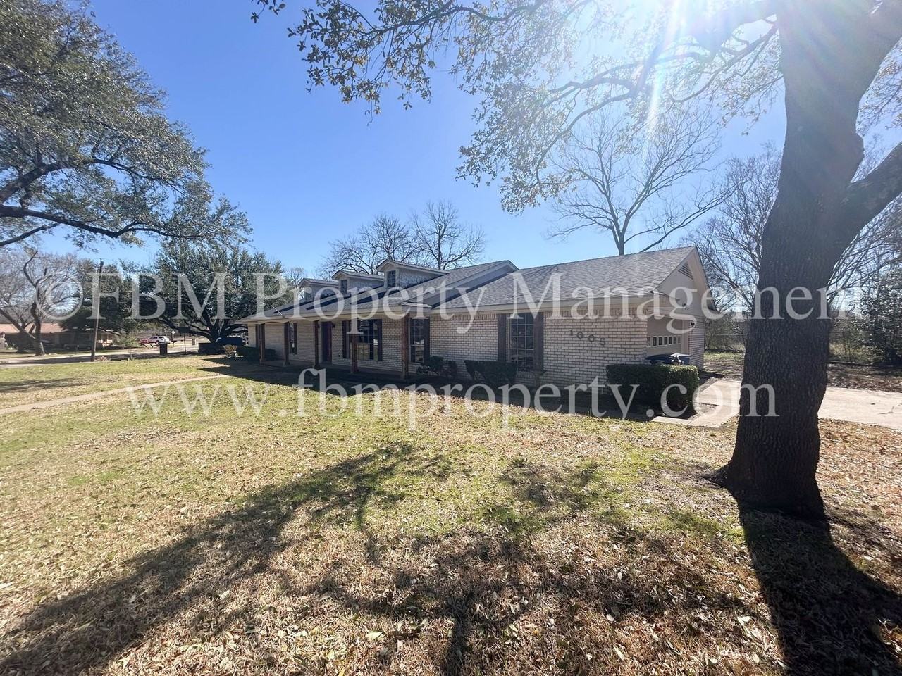 1005 Sunset Dr - Photo 3 of 29