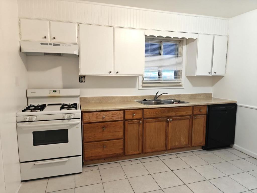 7484 Affeldt St - Photo 5 of 9