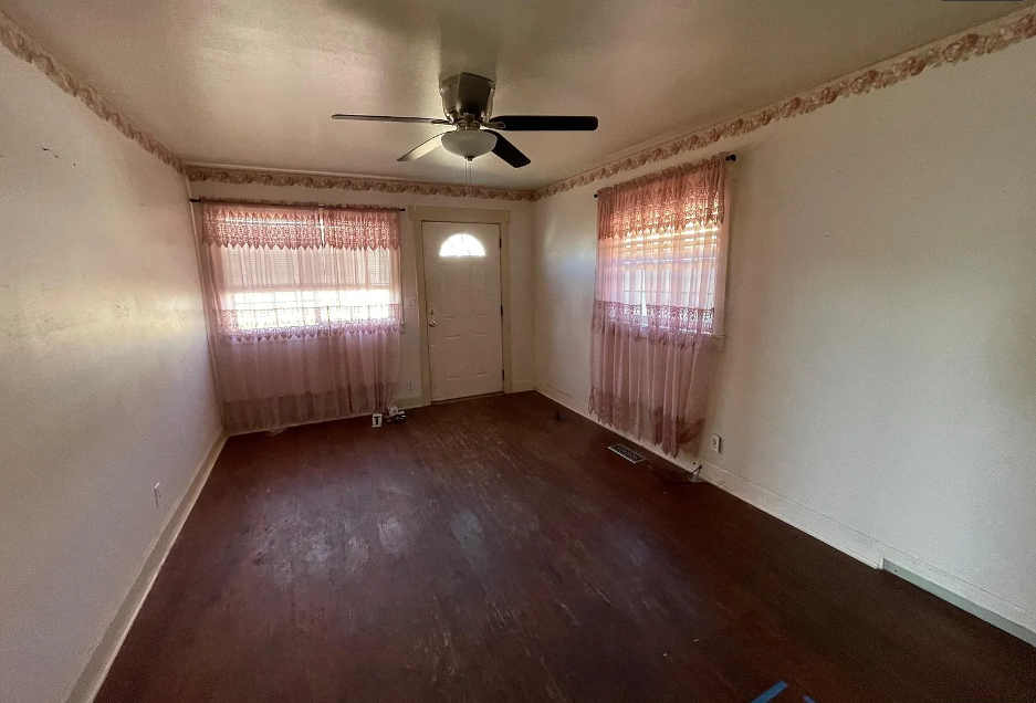 282 N 3rd East St - Photo 3 of 11