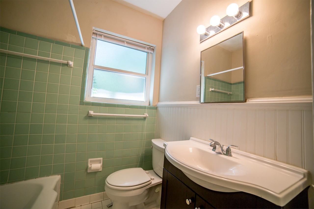 1079 Sw 11th Ter - Photo 3 of 24