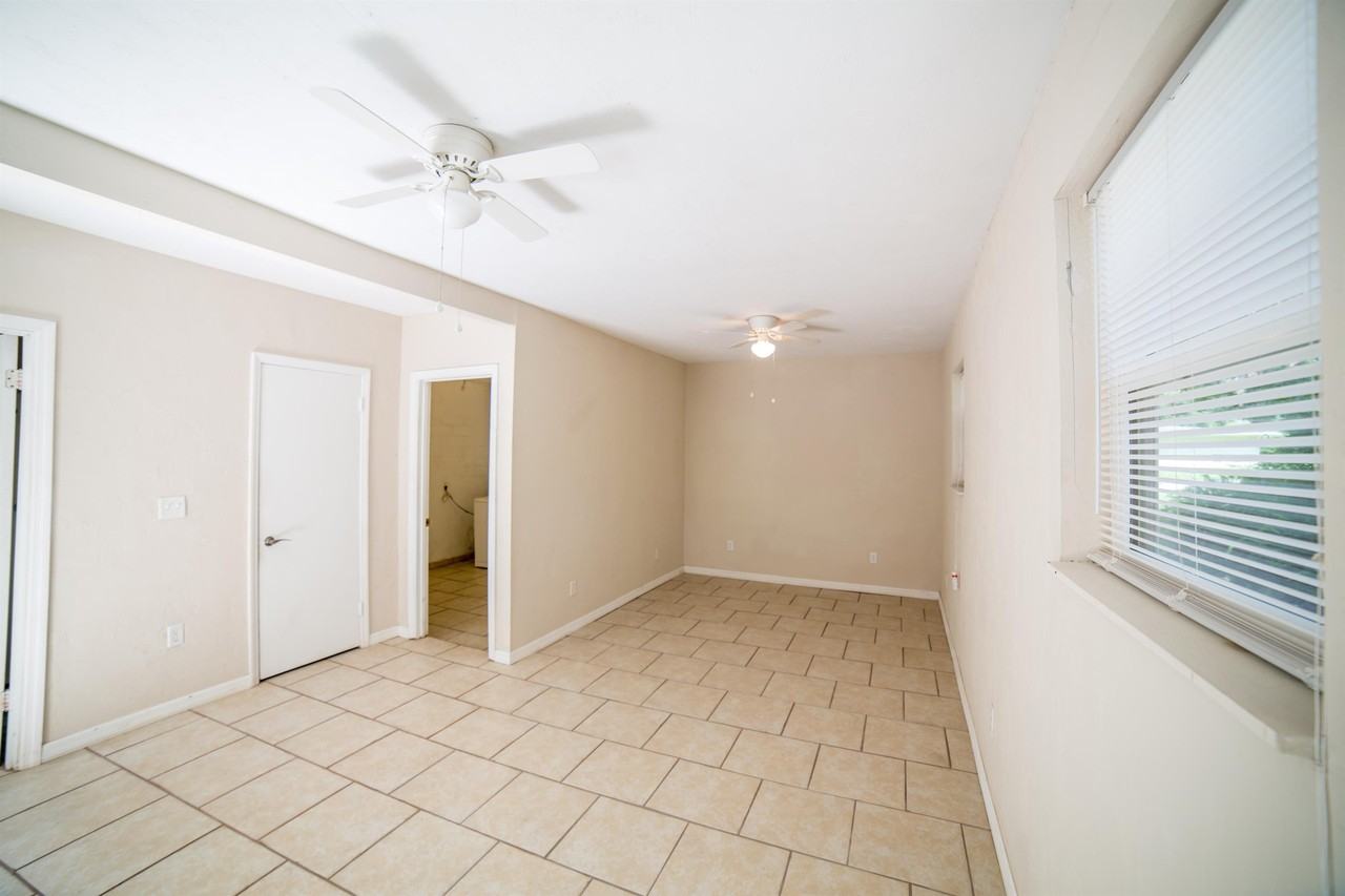 1079 Sw 11th Ter - Photo 4 of 24
