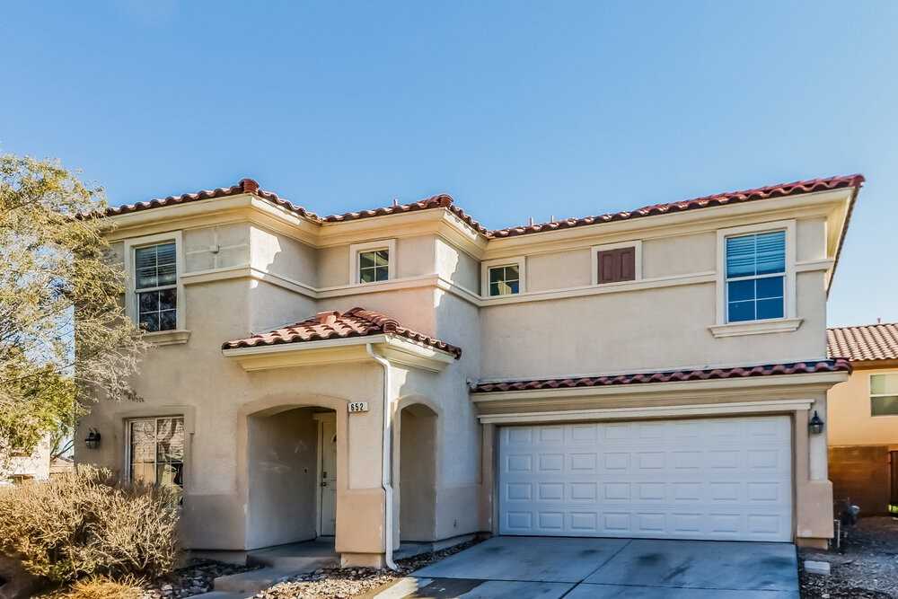 652 Shadwell St - Photo 4 of 17