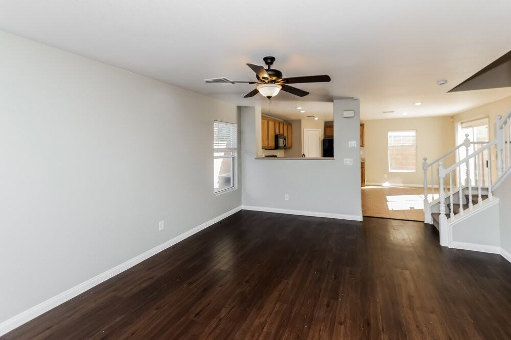 652 Shadwell St - Photo 5 of 17