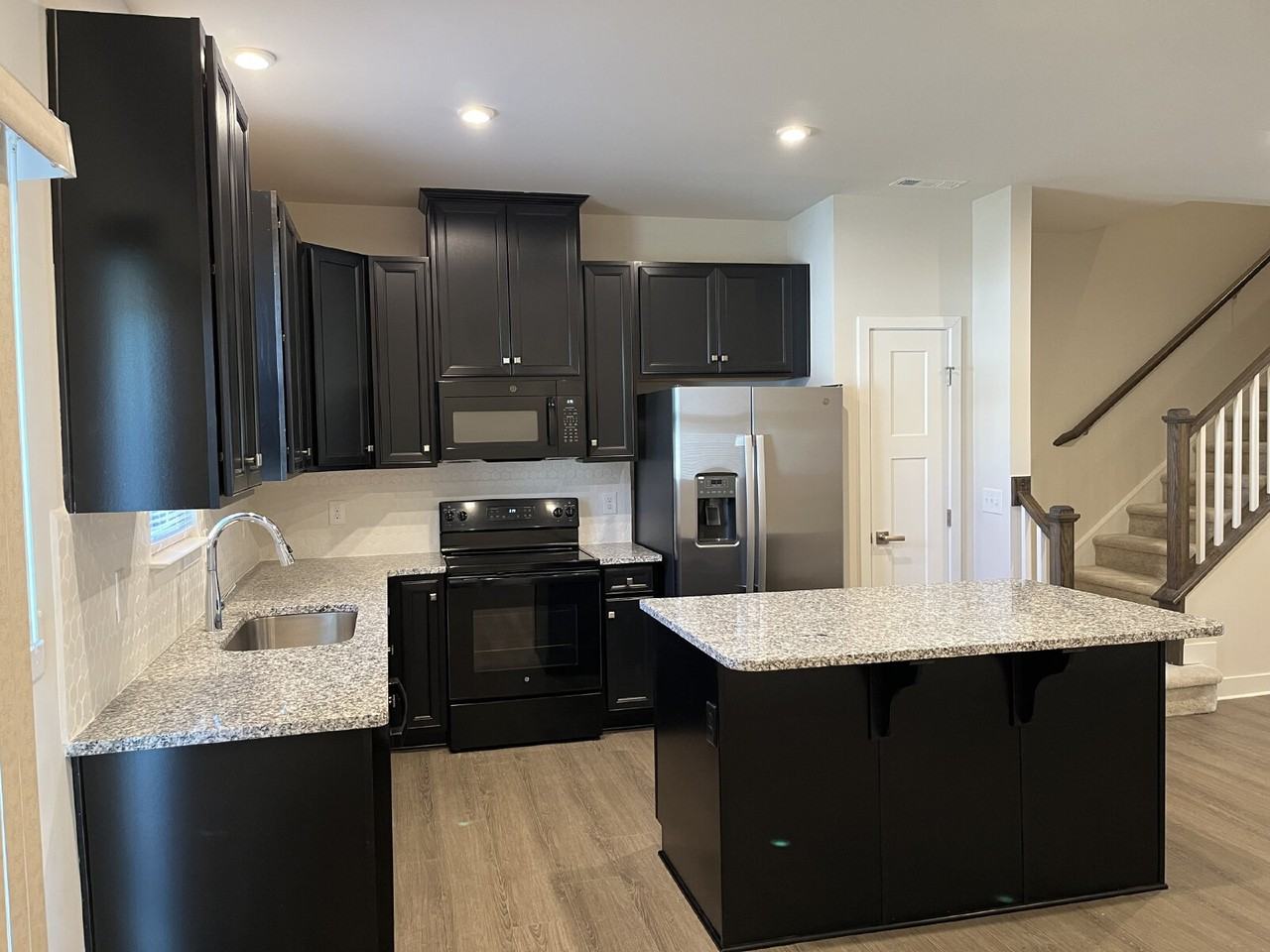 1008 Riverbrook Dr - Photo 3 of 31