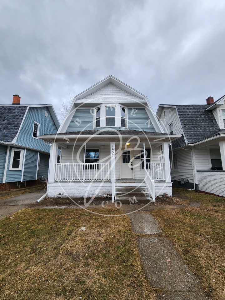 632 Nicholas St - Photo 2 of 18