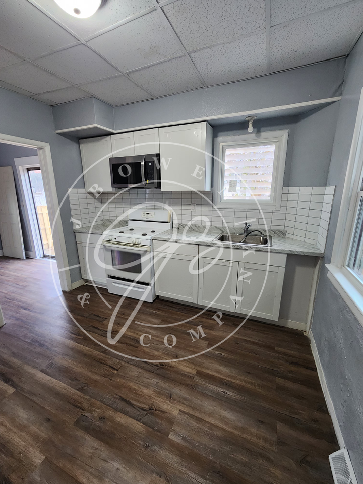 632 Nicholas St - Photo 4 of 18