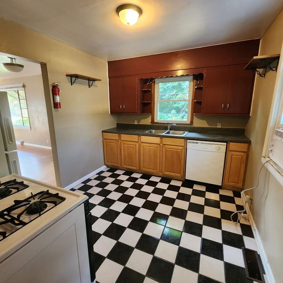 407 South Lincoln Street - Photo 7 of 14