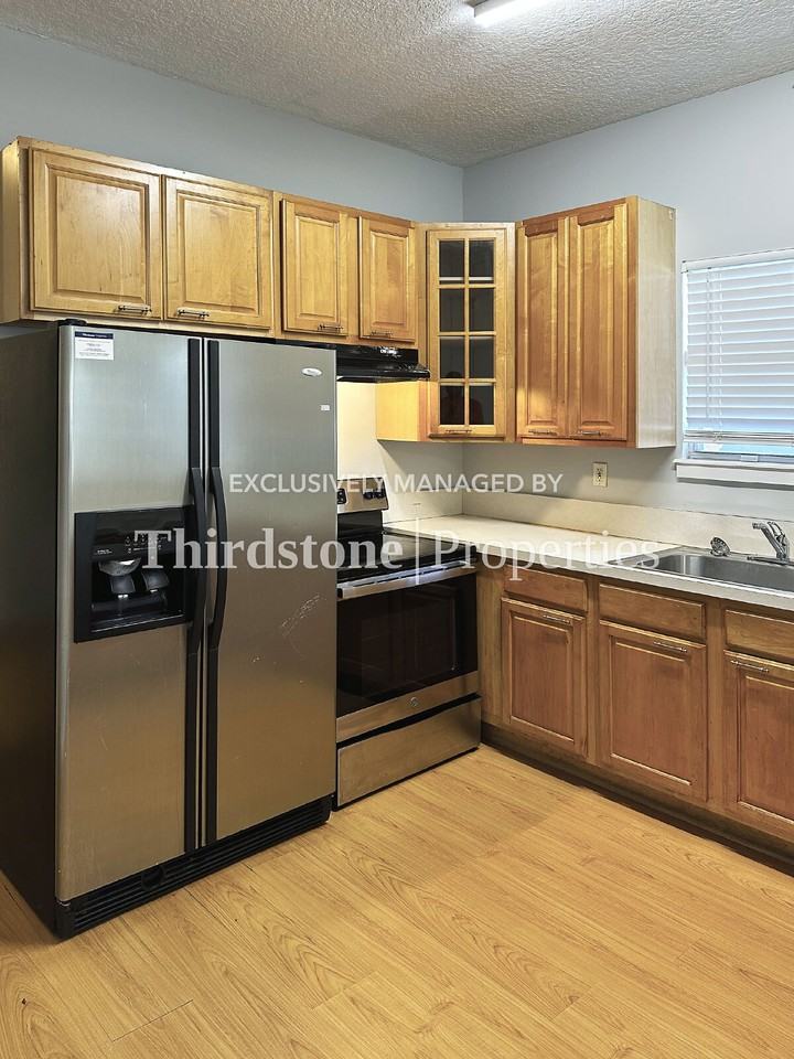 320 W 22nd St - Photo 5 of 26