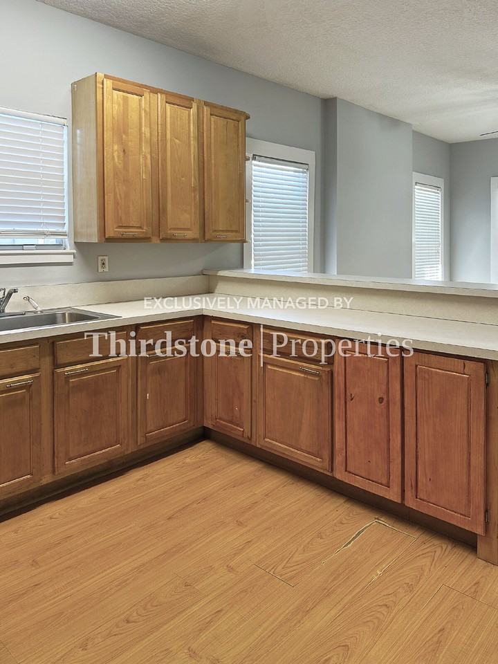 320 W 22nd St - Photo 7 of 26