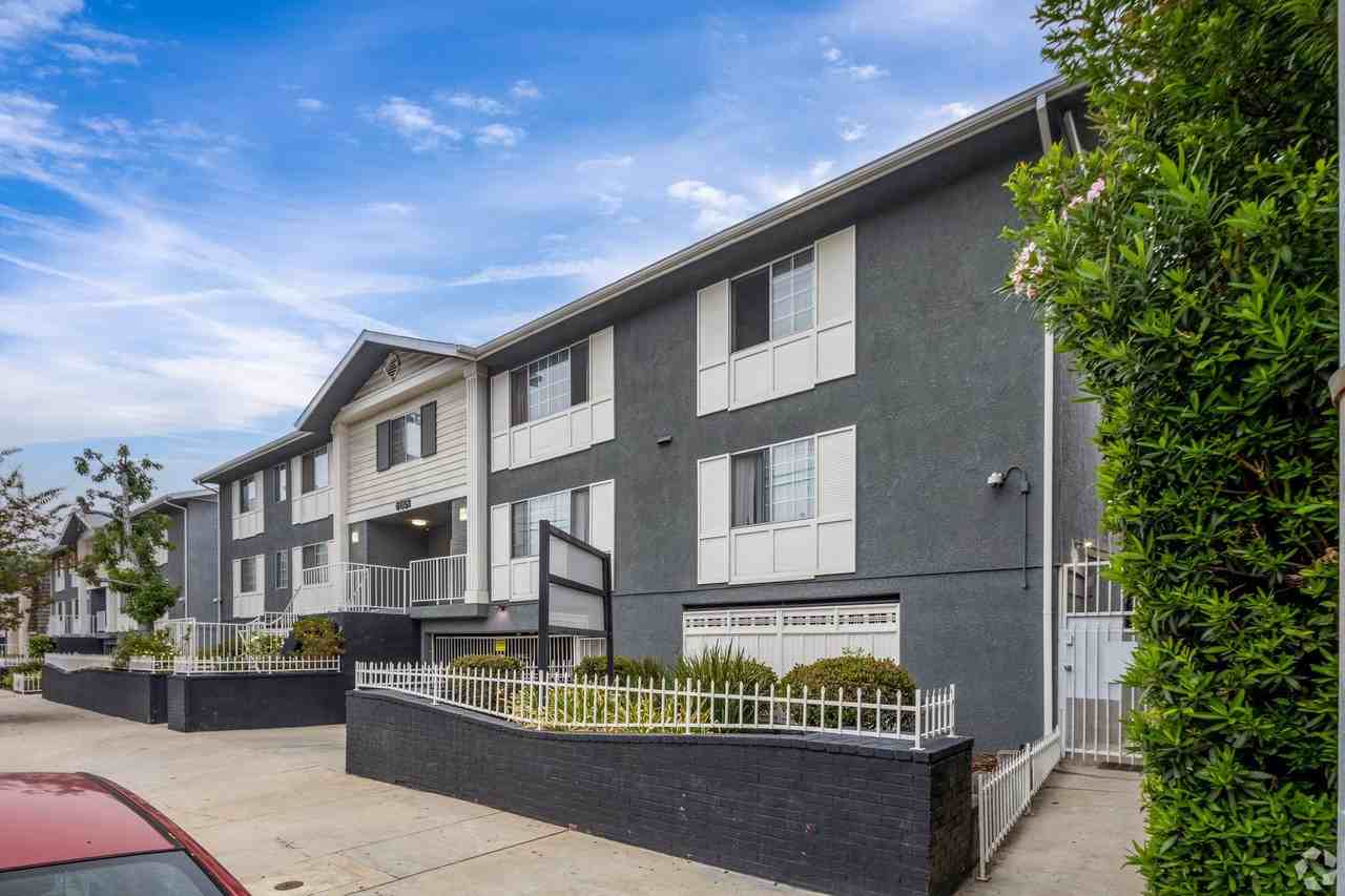 6651 Haskell Ave - Photo 3 of 7