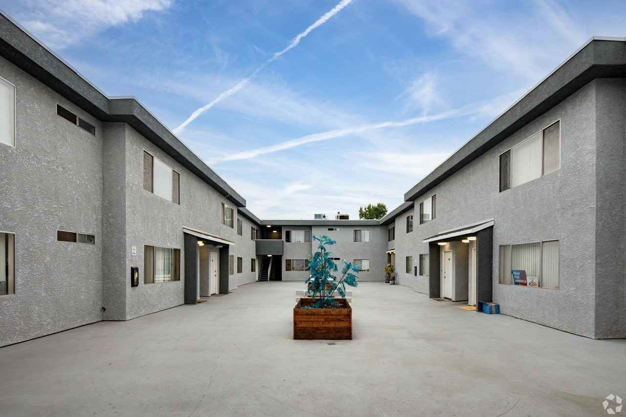 6651 Haskell Ave - Photo 5 of 7