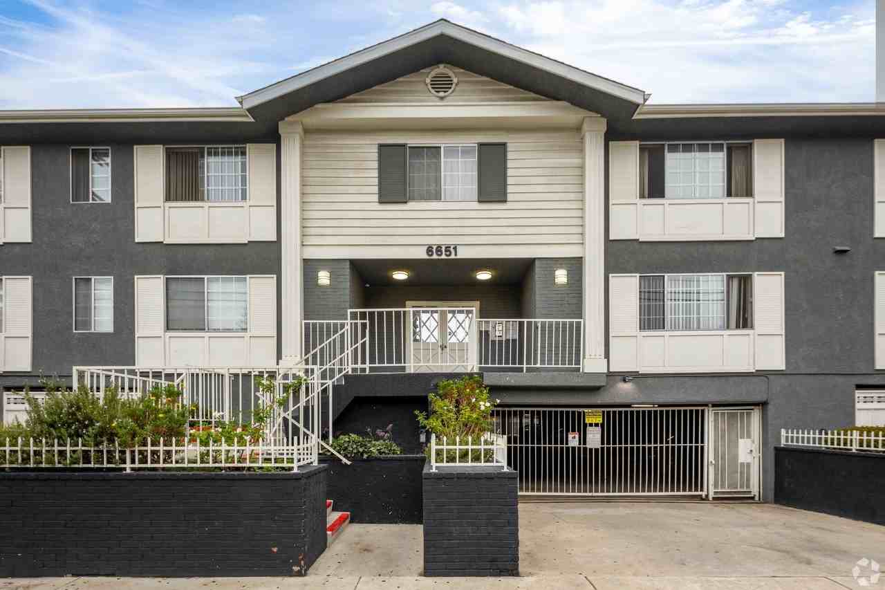 6651 Haskell Ave - Photo 6 of 7