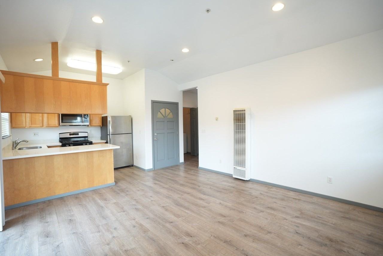 2660 Pine St - Photo 6 of 15