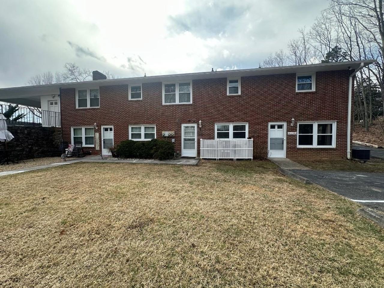 1727 Mountain Heights Dr Apt B - Photo 2 of 12