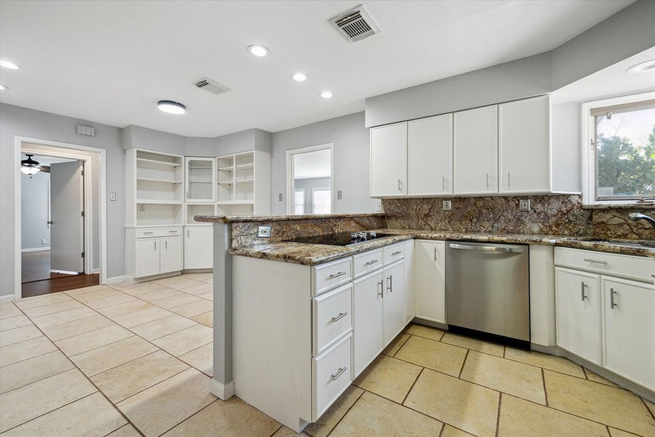 1444 W 43rd St - Photo 7 of 18