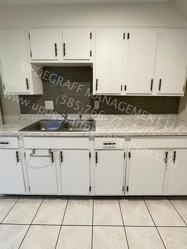 521 Oxford Street (SOLD 2.14.25) - Photo 3 of 12