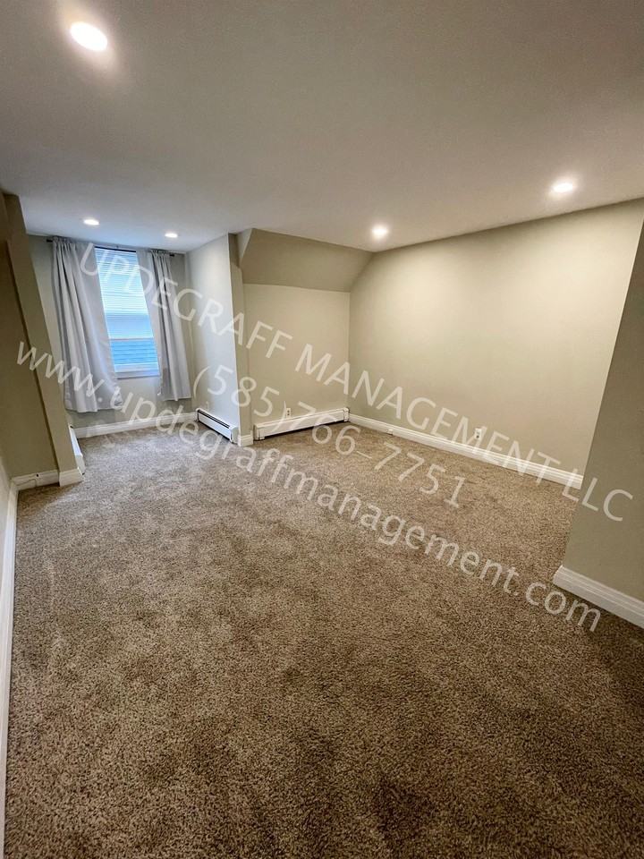 521 Oxford Street (SOLD 2.14.25) - Photo 5 of 12