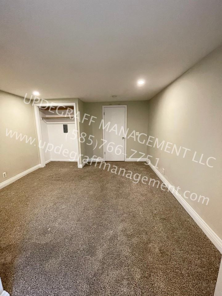 521 Oxford Street (SOLD 2.14.25) - Photo 6 of 12