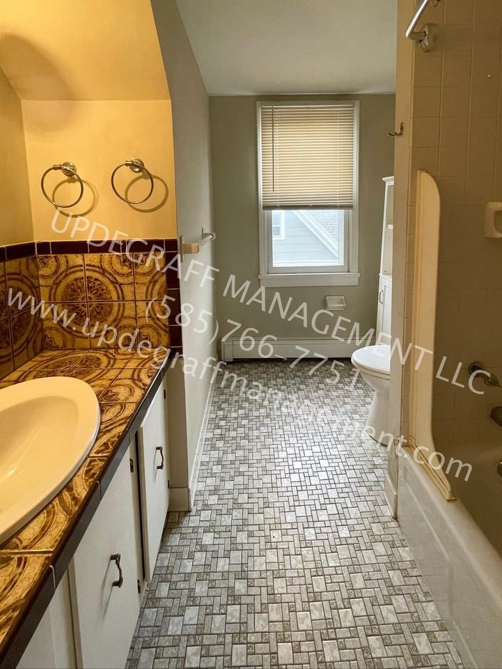 521 Oxford Street (SOLD 2.14.25) - Photo 7 of 12