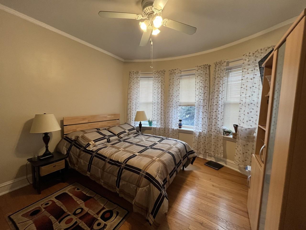 2834 North Lockwood Avenue - Photo 4 of 18