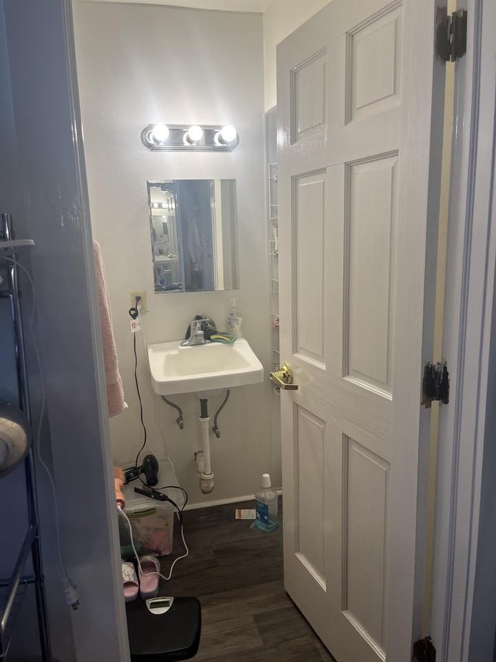 240 West Lakelawn Place - Photo 2 of 34