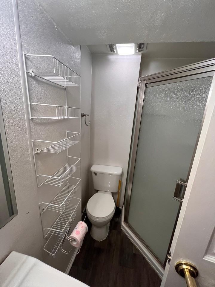 240 West Lakelawn Place - Photo 3 of 34