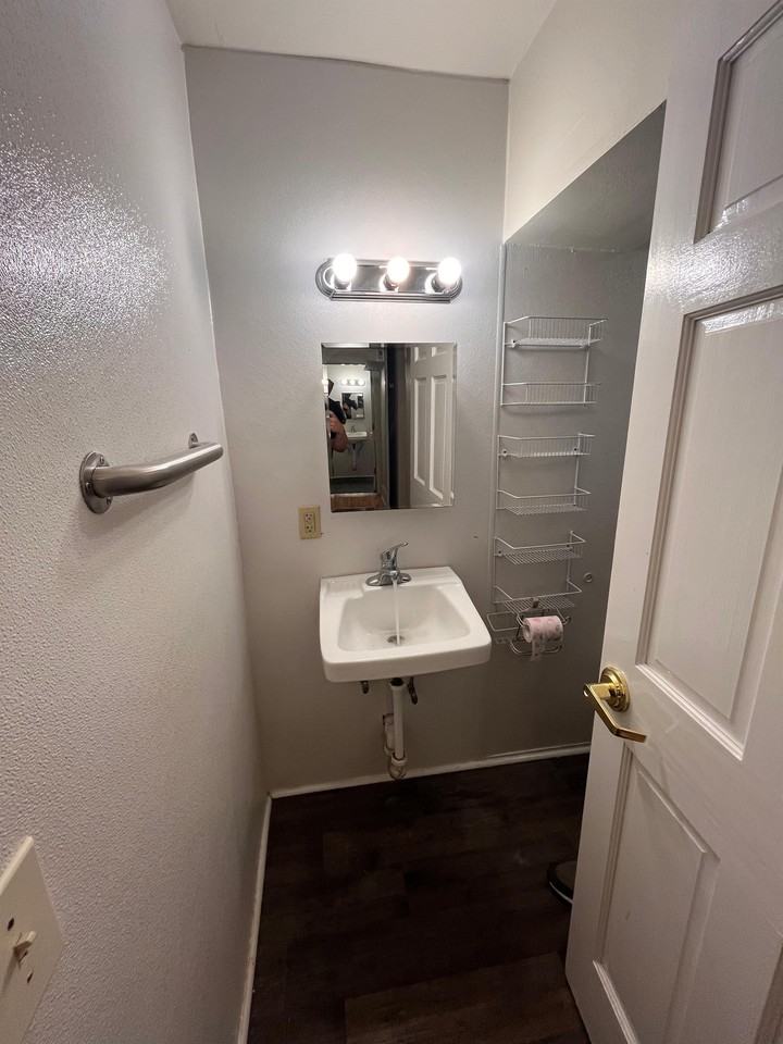240 West Lakelawn Place - Photo 4 of 34