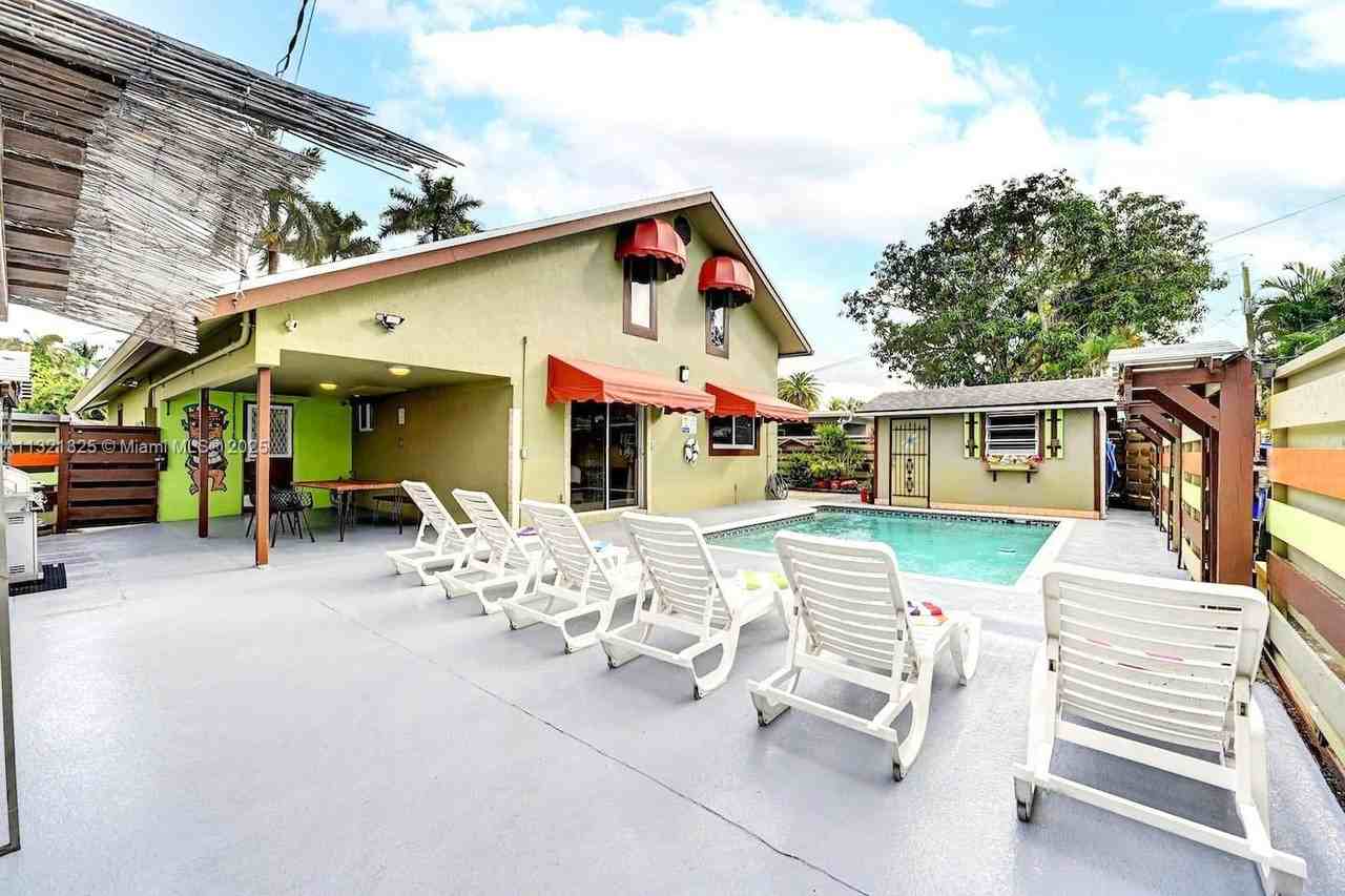 1020 N 13th Ter - Photo 4 of 39