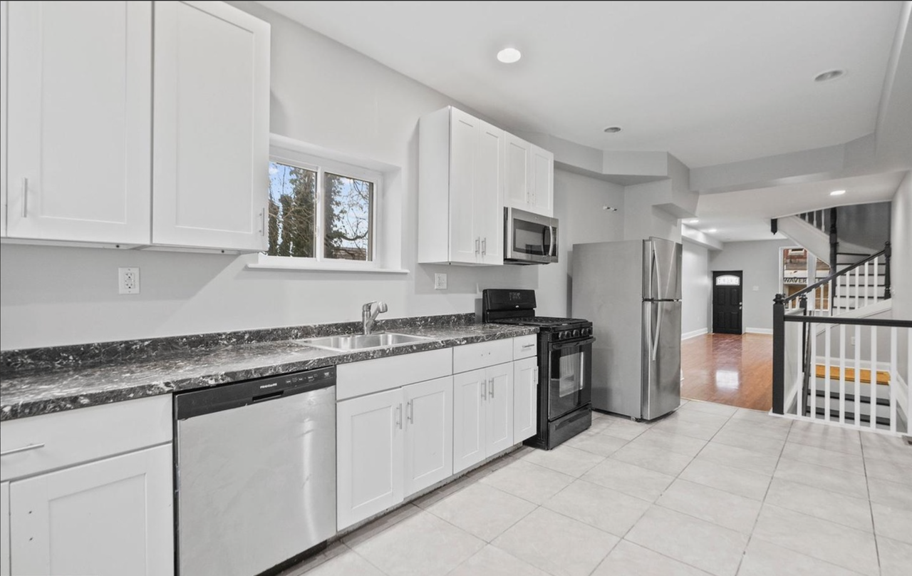 2706 Greenmount Ave - Photo 3 of 22