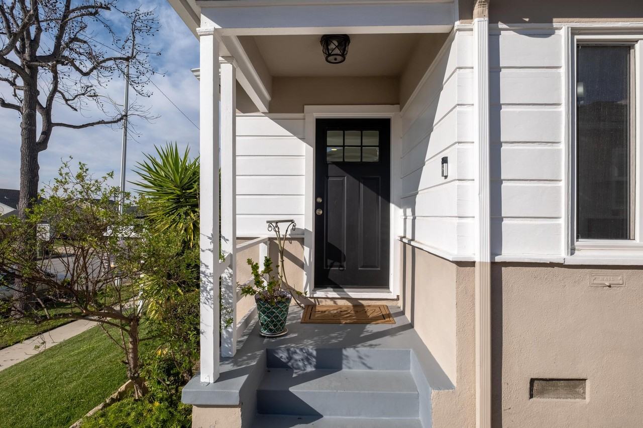 11542 S Wilton Pl - Photo 3 of 40