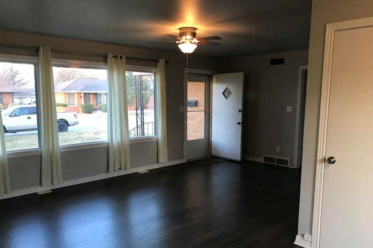 1624 Oxford Way - Photo 2 of 18