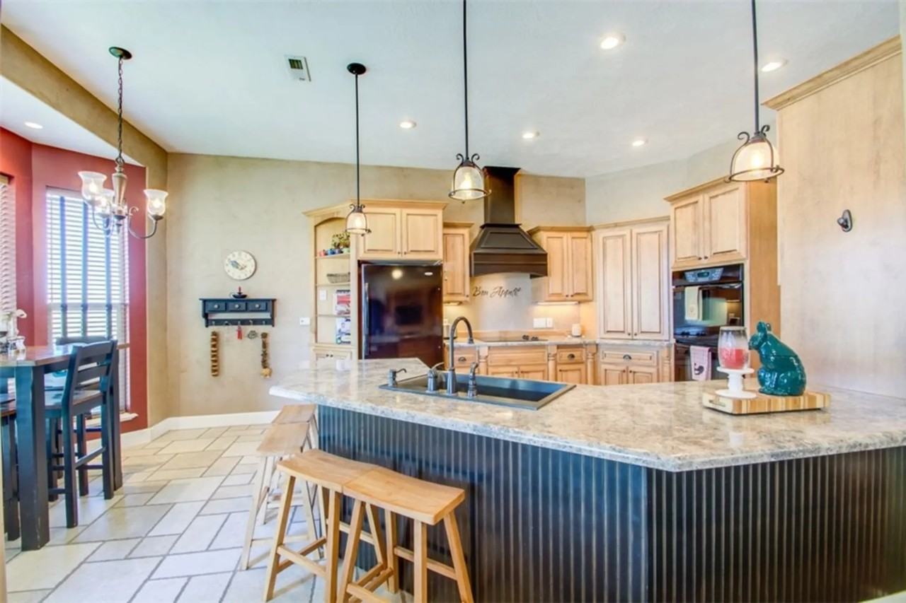 912 S 950 E - Photo 3 of 33