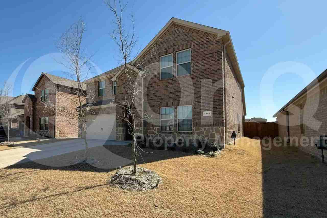 1526 Forever Way - Photo 3 of 27