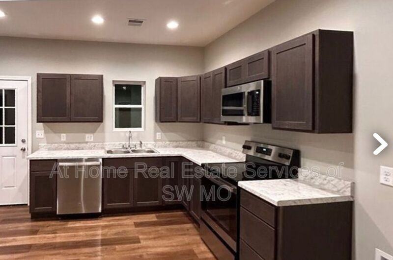 112 W Bluegrass St - Photo 2 of 4