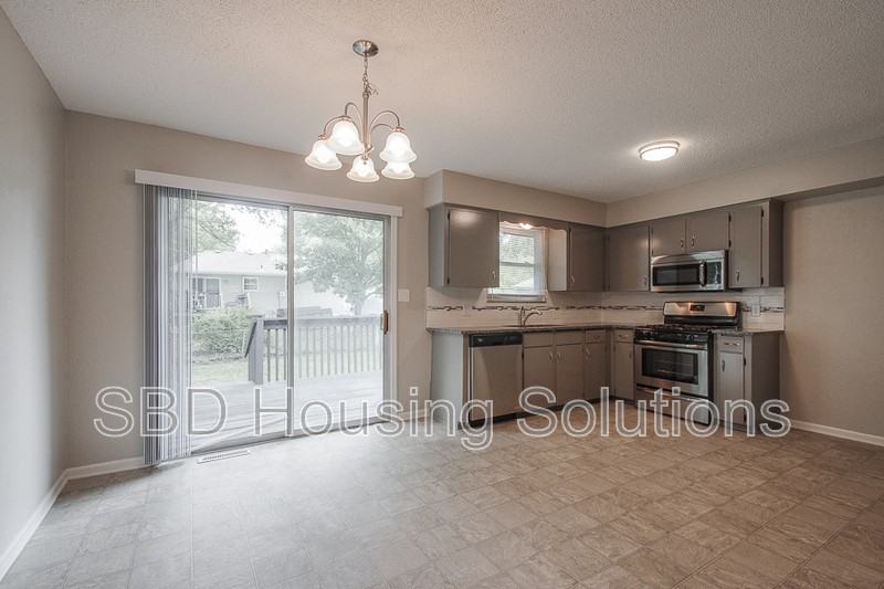 300 Concord Cir - Photo 6 of 10