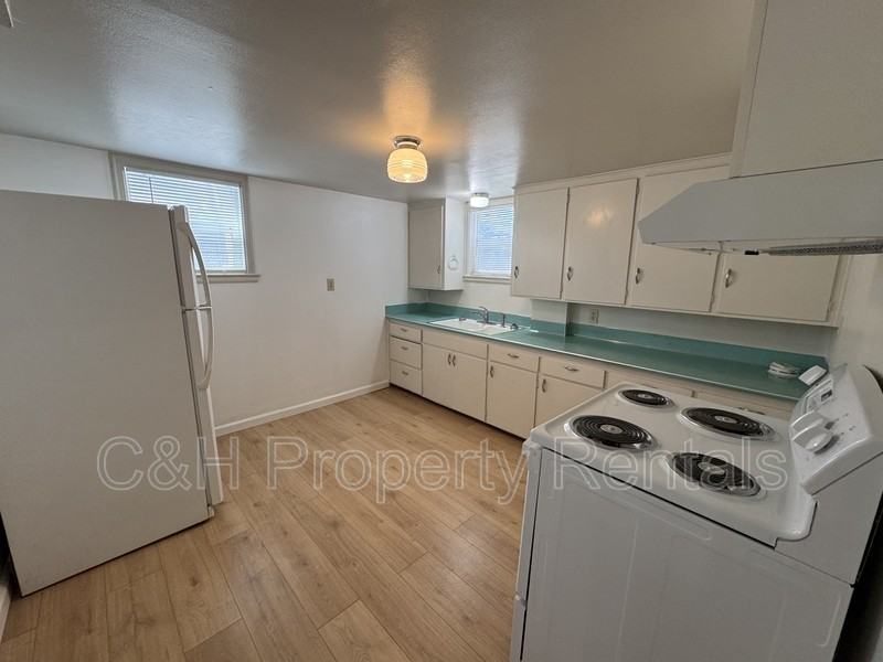 841 1/2 Cook Ave - Photo 3 of 11