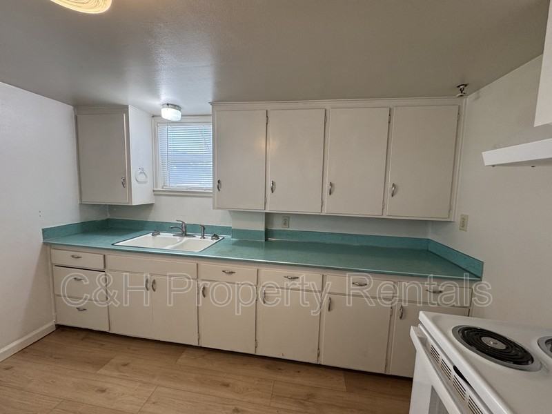 841 1/2 Cook Ave - Photo 4 of 11