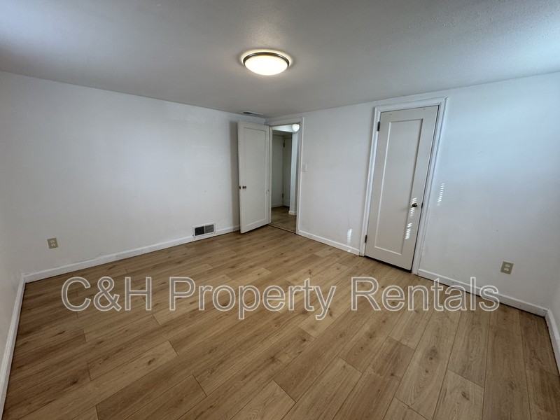 841 1/2 Cook Ave - Photo 6 of 11