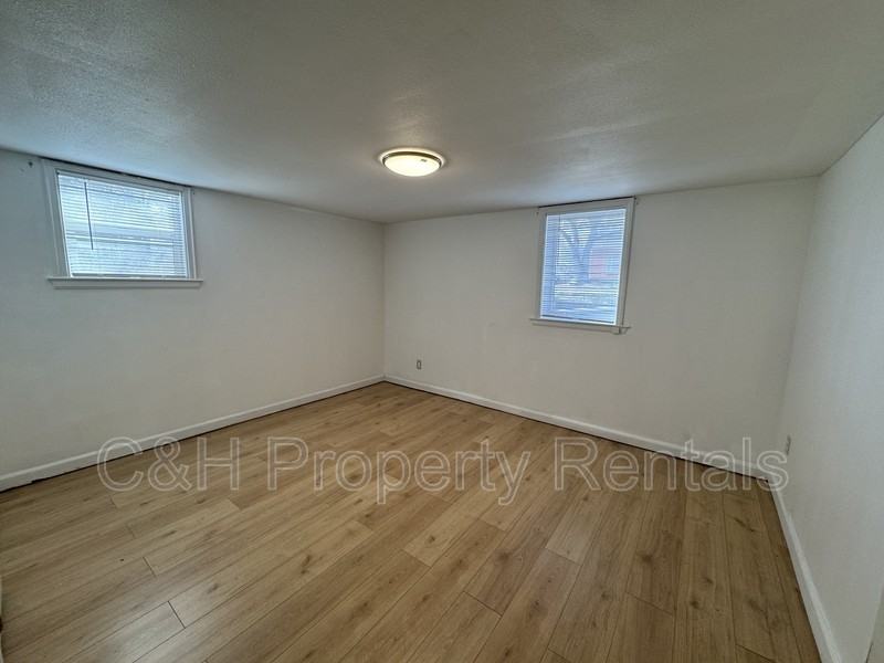 841 1/2 Cook Ave - Photo 7 of 11