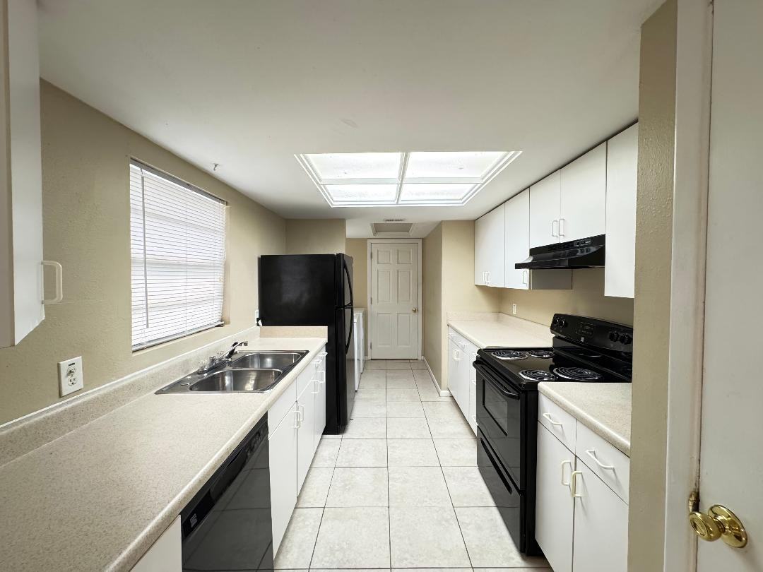 1211 Foxwood Dr - Photo 4 of 20