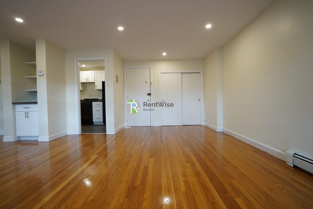 312 Tappan St #1A - Photo 4 of 30