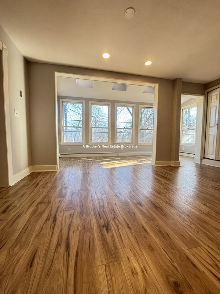 713 Metropolitan Ave #2 - Photo 4 of 17