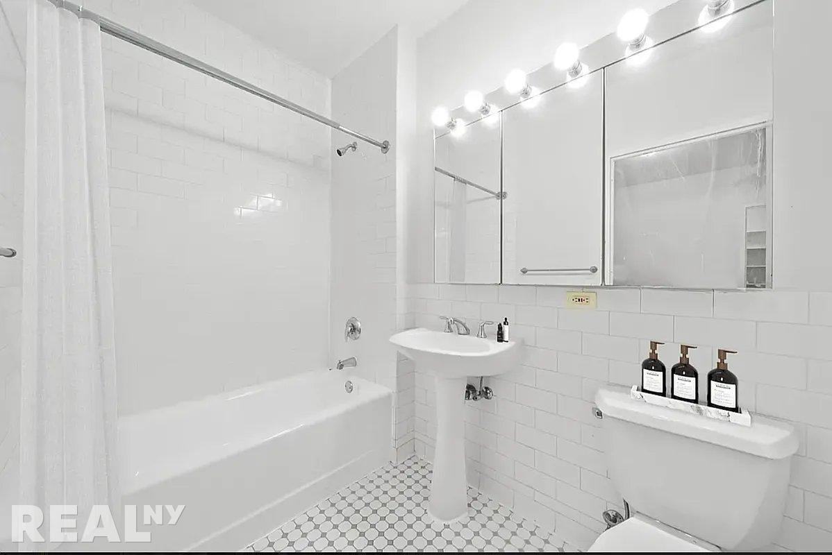 Washington St #4E - Photo 3 of 3